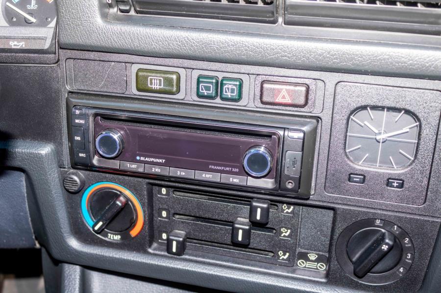 Детали интерьера BMW 324td Touring (E30) 1991 года  (NA) (фото 71 из 94)